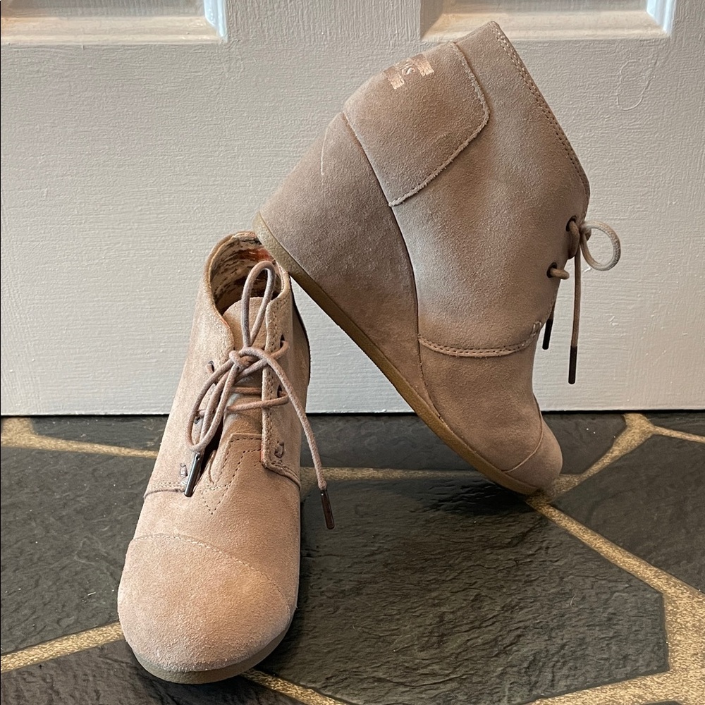 NEW TOMS Ankle Boots - Taupe Suede Lace-Up
